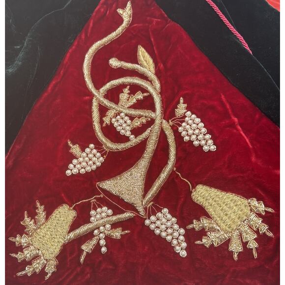 Vtg Sudha Emboridered Red & Green Velvet Tree Skirt French Horn Pearl Accent 44” - Picture 4 of 9